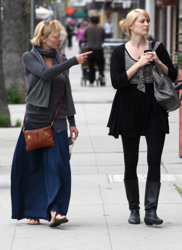 #4873463 EXCLUSIVE... Exclusive... Actress Jaime Pressly did some window-shopping in Los Angeles, Ca